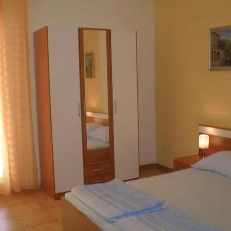 Apartment Marija With Private Parking Makarska