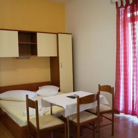 Marija With Private Parking Apartment Makarska
