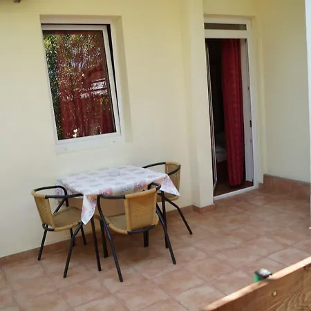 Apartment Marija With Private Parking Makarska