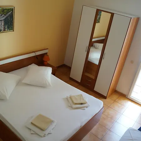 Marija With Private Parking Apartment Makarska